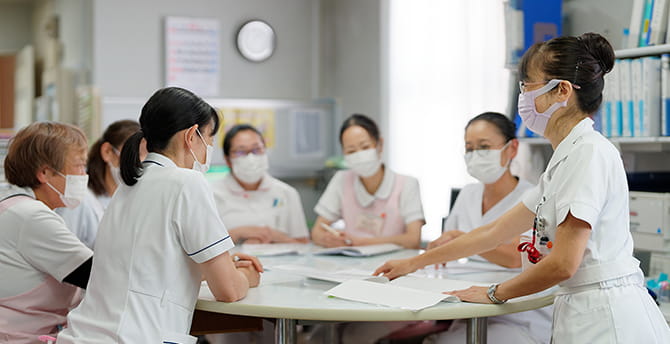 看護師が会議をしている様子
