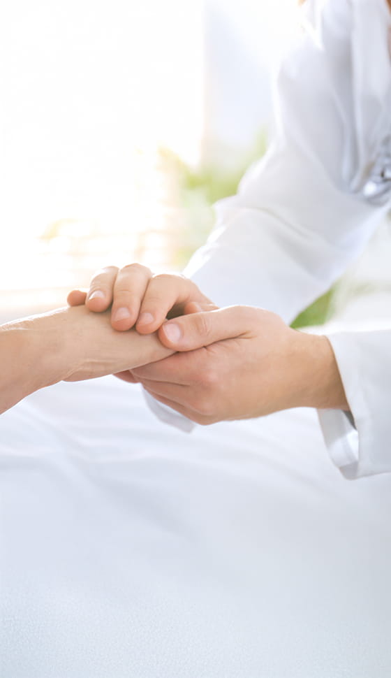 医者が患者の手を取っている様子