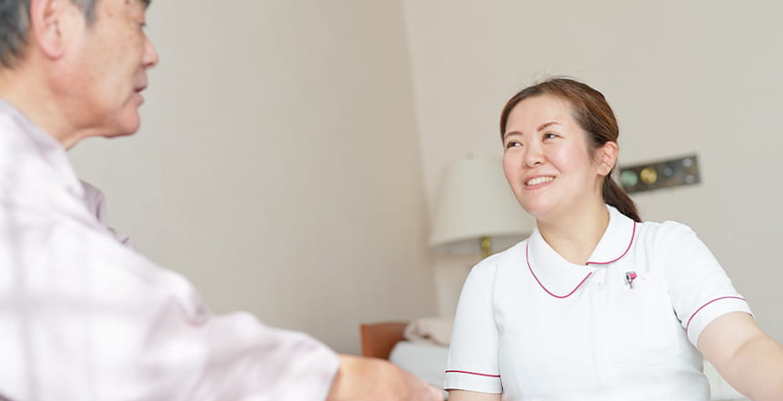 女性が患者さまと話をしている様子