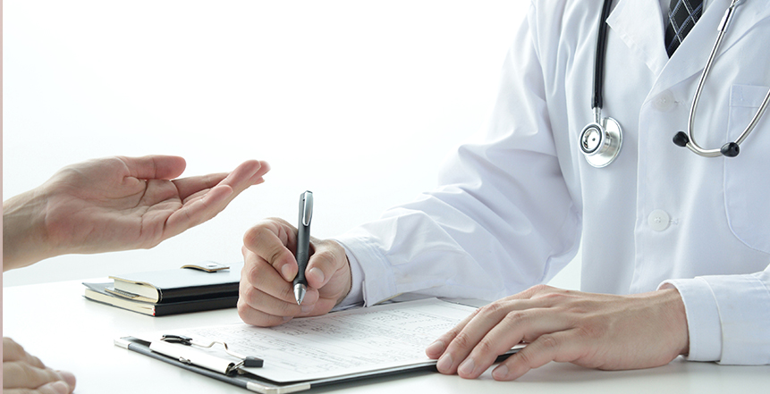 医師がペンを持っている様子