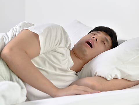 口を開けて寝ている男性の写真