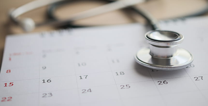 カレンダーと聴診器の写真