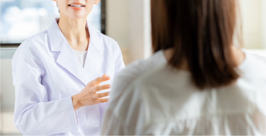 女性が患者さまと話をしている様子